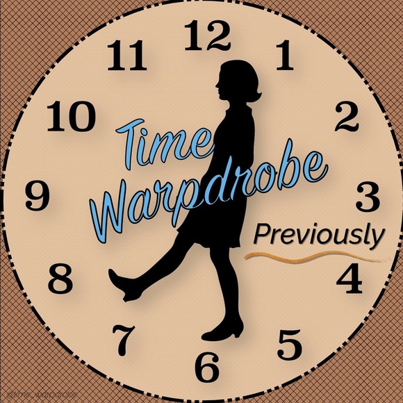 In Case You’re Curious 🧐 Bookmark this closet 📖 - Picture 4 of 8